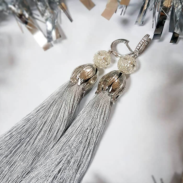 

Серьги-кисти Wizard Brush - Winter Silver, Шёлковые кисти с ажурными шариками из серебра и швензой с фианитами