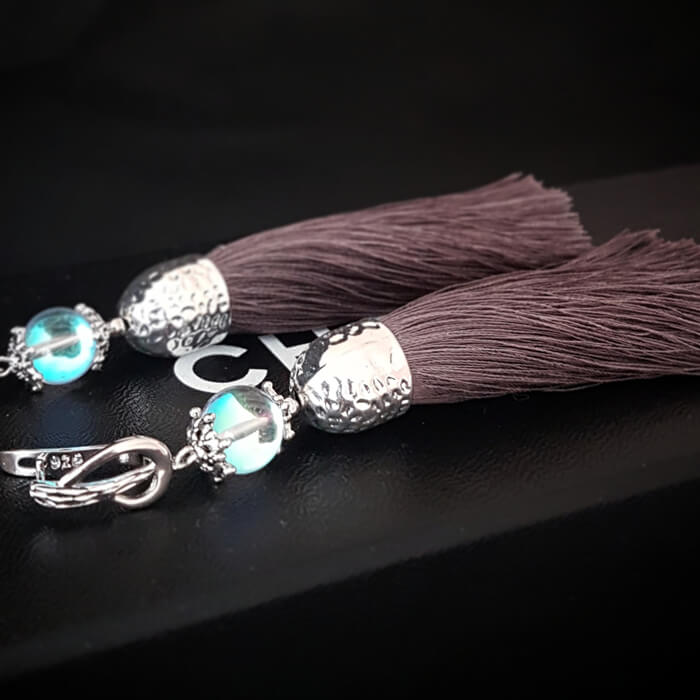 

Серьги-кисти Wizard Brush - Gray & Opal, Серьги-кисти серого цвета со вставками из стекла с имитацией опала