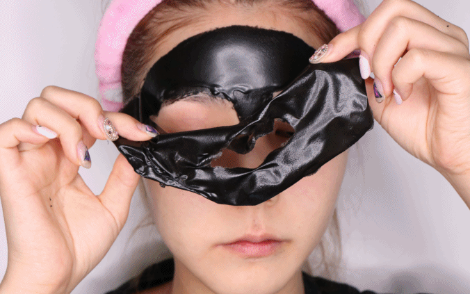 Черная маска видео. Маска для лица. Чёрная маска плёнка от чёрных точек. Маска-пленка для лица. Маска для лица черная.
